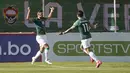 Pemain Bolivia Rodrigo Ramallo (kiri) merayakan dengan rekan setimnya Carmelo Arganaraz setelah mencetak gol ke gawang Paraguay pada pertandingan kualifikasi Piala Dunia 2022 di Stadion Hernando Siles, La Paz, Bolivia, Kamis (14/10/2021). Bolivia menang 4-0. (Javier Mamani/Pool via AP)