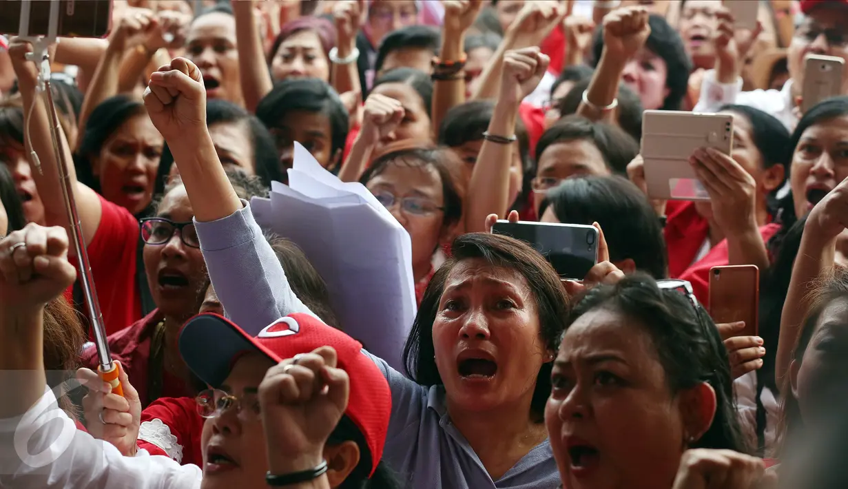 Seorang wanita menyanyikan lagu nasional yang dipimpin Addie MS di Balai Kota DKI Jakarta, Rabu (10/5). Ratusan warga mengenakan atribut merah dan putih menggelar aksi simpatik untuk Basuki Tjahaja Purnama atau Ahok. (Liputan6.com/Johan Tallo)