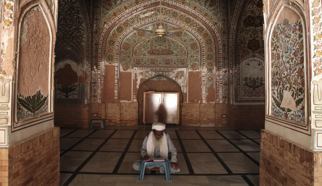 Seorang Muslim Pakistan membaca Al-Qur'an menjelang bulan puasa Ramadhan mendatang, di sebuah masjid di Peshawar, Sabtu (2/4/2022). Bulan Ramadhan atau sering kita sebut bulan puasa adalah bulan yang di tunggu-tunggu oleh umat Islam di seluruh dunia. (AP Photo/Muhammad Sajjad)