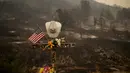 Suasana kebakaran di Mariposa, California (19/7). Lebih dari 1.400 petugas pemadam kebakaran dikerahkan untuk menagatasi kebakaran tersebut. (AFP Photo/Josh Edelson)