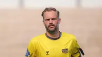 Kiper Dewa United, Sonny Stevens saat laga lanjutan BRI Liga 1 2023/2024 antara Dewa United melawan Persebaya Surabaya di Indomilk Arena, Tangerang, Sabtu (30/09/2023). (Bola.com/Bagaskara Lazuardi)