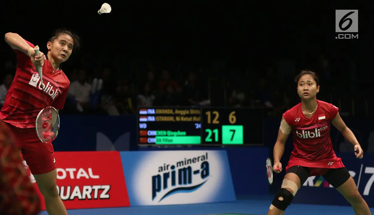 Ganda Putri Indonesia, Anggia Shitta Awanda/Ni Ketut Mahadewi Istarani saat melawan Chen Qingchen/Jia Yifan di Semifinal Indonesia Open 2017, Jakarta, Sabtu (17/6). Anggia/Ni Ketut Mahadewi Istarani kalah 12-21, 17-21. (Liputan6.com/Helmi Fithriansyah)