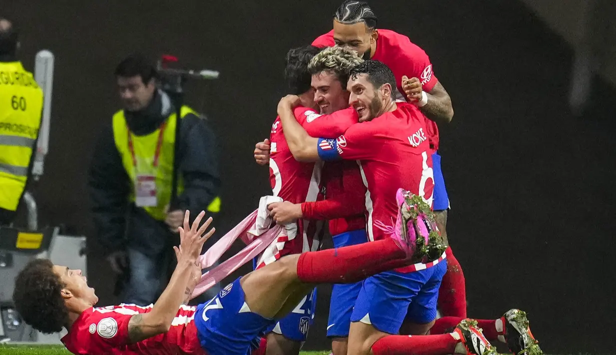 Pemain Atletico Madrid merayakan kemenangan atas Real Madrid dalam laga babak 16 besar Copa del Rey 2023/2024 yang digelar di Metropolitano, Jumat (19/1/2024). (AP Photo/Manu Fernandez)