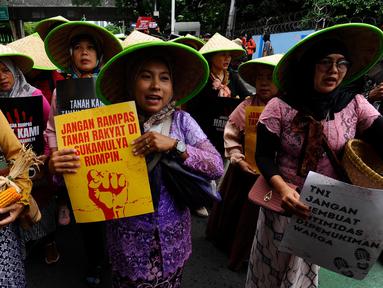 Massa saat melakukan aksi berjalan kaki dari Gedung Yayasan Lembaga Bantuan Hukum Indonesia (YLBHI) menuju gedung Komisi Nasional (Komnas) Hak Asasi Manusia (HAM) di Jalan Diponegoro, Jakarta, Selasa (10/12/2024). (merdeka.com/Arie Basuki)