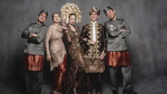 Pesona Tampan Vincent Rompies, Saksi Nikah Enzy Storia Kenakan Beskap Satin Kembaran dengan Desta