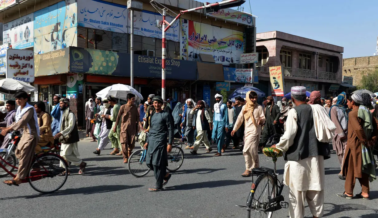 Penduduk setempat mengambil bagian dalam pawai protes terhadap pengumuman yang dilaporkan oleh Taliban di Kandahar (14/9/2021). Para penduduk memprotes Taliban yang ingin menggusur rumah mereka yang dibangun di atas tanah milik negara. (AFP/Javed Tanveer)