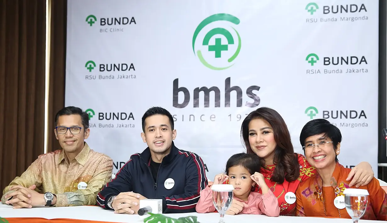 Olla Ramlan melahirkan anak ketiganya di Ruma Sakit Umum Bunda, Menteng, Jakarta Pusat Jumat (3/11). Lahir dengan berat 3,4 kg dan panjang 49 cm. Bayi mungil itu diberi nama Adreena Naira Hana Hutapea. (Bambang E. Ros/Bintang.com)