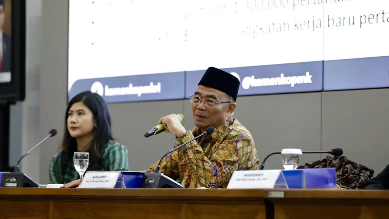 Muhadjir mengatakan, dunia aktivis kemahasiswaan menempa dirinya menjadi sosok yang kritis namun konstruktif. Aktivitas selama menjadi mahasiswa juga membuat dirinya bisa menggerakkan perubahan ke arah yang lebih baik.&nbsp;<br>