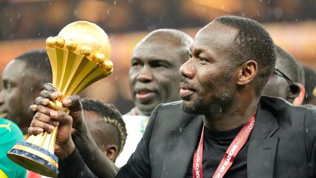 Pelatih Senegal, Pape Thiaw, mengangkat trofi Piala Afrika 2025 usai laga lawan Maroko di Stadion Pangeran Moulay Abdellah di Rabat, Senin (19/01/2026).