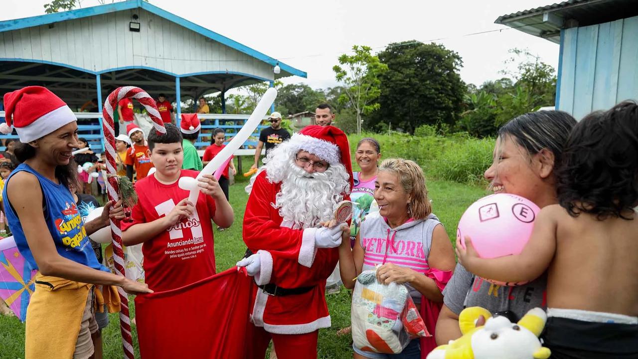FOTO: Sinterklas Menyusuri Sungai Amazon Antar Hadiah Natal