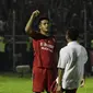 Pemain Semen Padang, Novan Setya dihampiri ofisial tim setelah mencetak gol penentu kemenangan. Semen Padang menang adu penalti 4-2 (2-2) atas Borneo FC pada leg kedua semifinal di Stadion Haji Agus Salim, Sabtu (16/1/2016). (Bola.com/Reza Bachtiar)