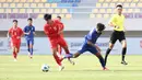 <p>Striker Timnas Vietnam U-16, Nguyen Van Bach (kiri) meringis kesakitan usai terkena benturan bek Timnas Thailand U-16, Phuriphan Phothong pada laga semifinal Piala AFF U-16 2024 di Stadion Manahan, Solo, Senin (1/7/2024). (Bola.com/Abdul Aziz)</p>