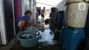 Aktivitas warga di Kampung Akuarium, Penjaringan, Jakarta Utara, Jumat (21/8/2020). Pembangunan Kampung Susun Akuarium ditargetkan selesai pada Desember 2021 mendatang dengan sumber dana angaran pendapatan belanja daerah (APBD)provinsi DKI Jakarta senilai RP62 miliar. (merdeka.com/Imam Buhori)