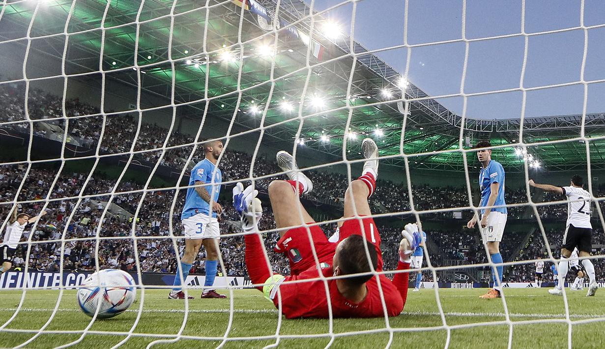 Penjaga gawang Italia Gianluigi Donnarumma menerima gol dari pemain Jerman Thomas Mueller pada pertandingan sepak bola UEFA Nations League di Moenchengladbach, Jerman, 14 Juni 2022. Jerman mengalahkan Italia 5-2. (AP Photo/Martin Meissner)
