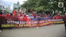 Massa dari berbagai elemen buruh berunjuk rasa di kawasan Patung Kuda, Jakarta, Kamis (22/10/2020). Dalam aksi yang digelar bertepatan dengan setahun pemerintahan Presiden Joko Widodo-Wapres Ma'ruf Amin itu massa meminta dikeluarkannya Perppu pencabutan UU Cipta Kerja. (Liputan6.com/Faizal Fanani)