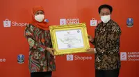 Pemberian sertifikat akreditasi A diserahkan Kepala Perpusnas Muhammad Syarif Bando, kepada Gubernur Jawa Timur Khofifah Indar Parawansa, dalam peresmian Kampus UMKM Shopee Malang, yang berlokasi di Dinas KUKM Jatim. (Liputan6.com/Ist)