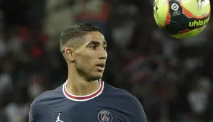 Achraf Hakimi. Ia cuma semusim memperkuat Real Madrid pada 2017/2018. Dua musim berikutnya ia dipinjamkan ke Dortmund hingga 2019/2020 dan sempat 2 kali menghadapi Lionel Meessi di Liga Champions. Mulai musim ini berseragam PSG usai ditarik dari Inter. (Foto: AFP/Geoffroy van der Hasselt)