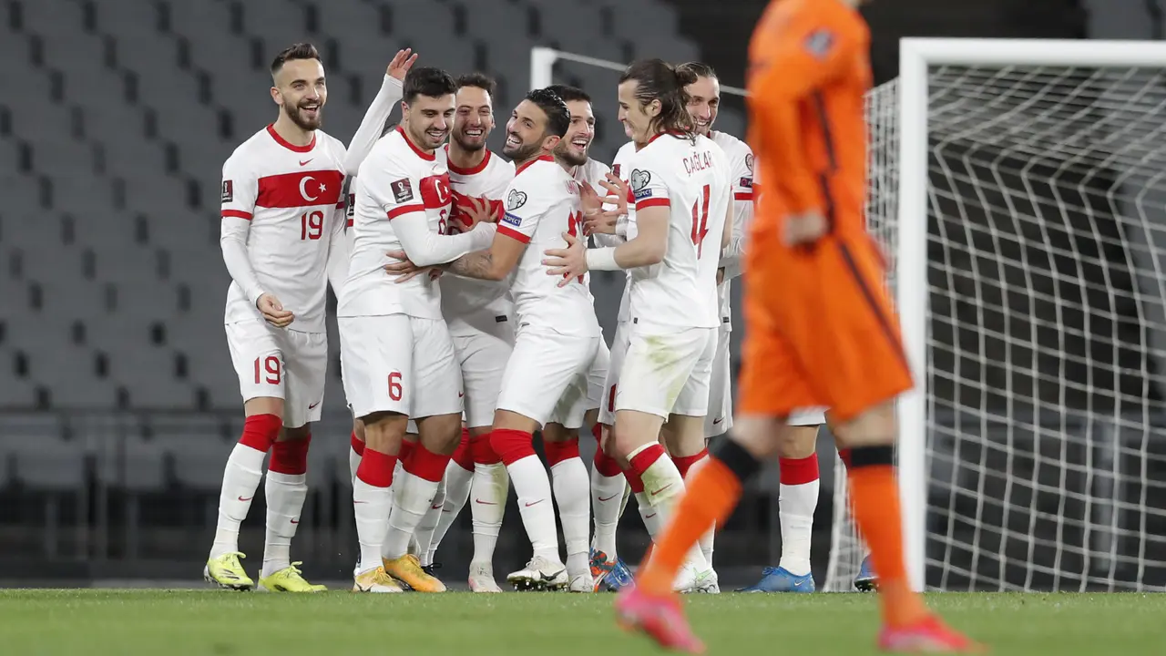 Burak Yilmaz Hattrick, Turki Bungkam Belanda 4-2