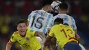 Gelandang timnas Kolombia, Mateus Uribe (kiri) dan penyerang Argentina, Nicolas Gonzalez berebut bola pada laga lanjutan Kualifikasi Piala Dunia 2022 Zona Amerika Selatan di Stadion Metropolitano, Rabu (9/6/2021) pagi WIB. Argentina harus puas bermain imbang 2-2 dengan Kolombia. (Raul ARBOLEDA/AFP)