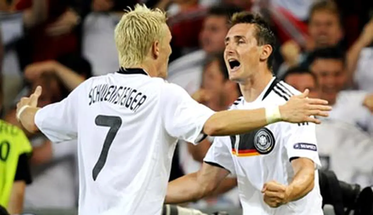 Miroslav Klose celebrates with Bastian Schweinsteiger after scoring the 2-1 during the Euro 2008 championships semi-final football match Germany vs Turkey on June 25, 2008 at St Jakob-Park stadium in Basel, Switzerland. AFP PHOTO DDP / TORSTEN SILZ