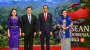 <p>Presiden Indonesia Joko Widodo atau Jokowi (kedua kanan) dan Ibu Negara Iriana (kanan) menyambut Perdana Menteri Kamboja Hun Manet (kedua kiri) istrinya Louk Choumteav (kiri) setibanya mereka pada acara KTT ke-43 ASEAN di Jakarta, Indonesia, Selasa (5/9/2023). (Adek Berry/Pool Photo via AP)</p>