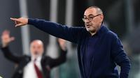Pelatih Juventus, Maurizio Sarri, memberikan arahan kepada pemainnya saat melawan AC Milan pada laga leg kedua semifinal Coppa Italia di Allianz Stadium, Sabtu (13/6/2020) dini hari WIB. Juventus bermain imbang 0-0 atas AC Milan. (AFP/Miguel Medina)