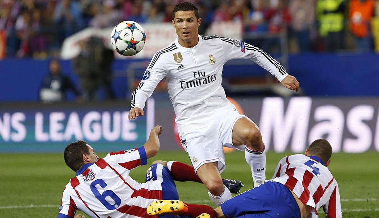 Penyerang Real Madrid, Cristiano Ronaldo, dihadang dua pemain Atletico Madrid, Mario Suarez dan Koke pada laga perempat final Liga Champions di Stadion Vicente Calderon, Spanyol, Selasa (14/4/2015). (EPA/Alberto Martin)