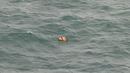 Benda mirip badan pesawat tersebut terlihat terapung di laut sekitar Pulau Tujuh di Kepulauan Bangka Belitung, Selasa (30/12/2014). (AFP PHOTO/Bay ISMOYO)