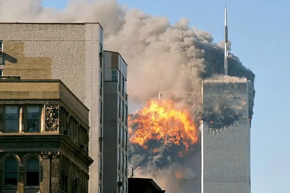 United Airlines Penerbangan 175 menabrak Menara Selatan WTC