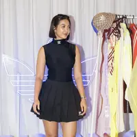 Andrea Bimo memadukan Adidas Japan Mid Shoe bernuansa hijau dengan atribut sporty. Paduan mini skirt hadirkan kesan playful yang sempurna. [Foto: Instagram/ Andrea Bimo]
