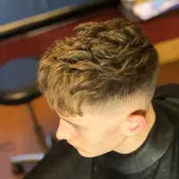 Ilustrasi Front Heavy Curls with Undercut Fade. Credit: Instagram/headcasebarberswoking