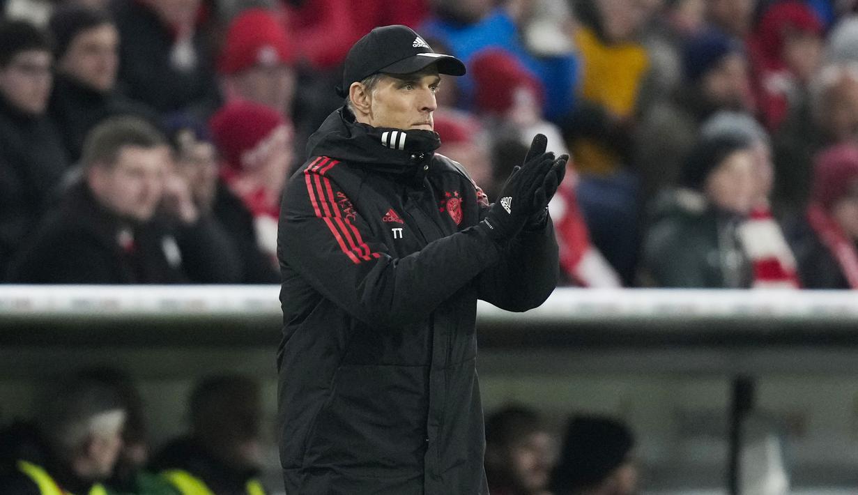 Pelatih Bayern Munchen, Thomas Tuchel, mengamati permainan anak asuhnya saat melawan SC Freiburg dalam laga babak perempat final DFB Pokal di Allianz Arena, Rabu (05/04/2023). Kekalahan perdana pelatih anyar Thomas Tuchel ini membuat Bayern tersingkir dari DFB Pokal. (AP Photo/Matthias Schrader)
