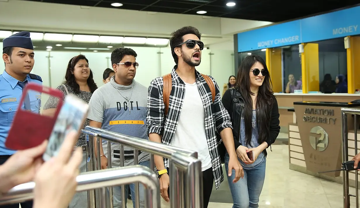 Dua bintang Bollywood ini tiba di Bandara Soekarno-Hatta tepat pukul 14.45 WIB, dan mendapat sambutan yang meriah dari  para penggemarnya yang hadir saat itu. (Bambang E. Ros/Bintang.com)