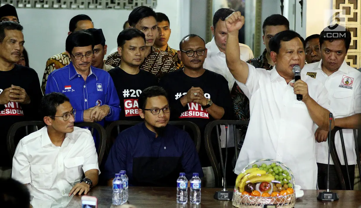 Ketua Umum Partai Gerindra Prabowo Subianto memberi sambutan saat peresmian sekretariat bersama Partai Gerindra - PKS dan PAN di Jakarta, Jumat (27/4). Acara ini juga dihadiri oleh Wakil Gubernur Sandiaga Uno. (Liputan6.com/JohanTallo)