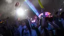 Sejumlah orang berpartisipasi dalam festival musik di Wuhan, Provinsi Hubei, China, 4 Agustus 2020. Wuhan kembali pulih sejak karantina terkait COVID-19 dicabut. (Hector Retamal/AFP)