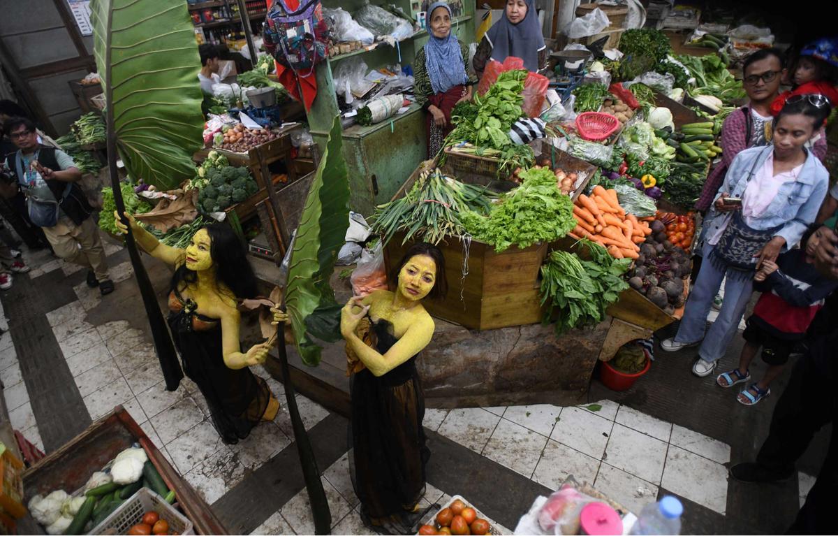 Aksi penari tampil di tengah pasar tradisional