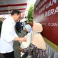 Presiden Jokowi membagikan bantuan sosial beras di Bantul, DI Yogyakarta, Selasa (30/1/2024). (Foto: Istimewa)