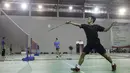 Tunggal putra Indonesia, Anthony Ginting, berusaha mengembalikan kok saat latihan di Pelatnas PBSI Cipayung, Jakarta, Selasa (9/7). Latihan ini persiapan jelang Indonesia Open 2019. (Bola.com/Vitalis Yogi Trisna)