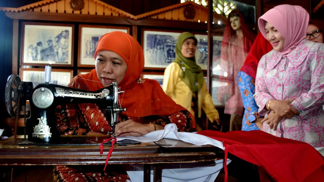 Jahit Bendera Dirumah Fatmawati Sukarno Mensos Khofifah Gemetar