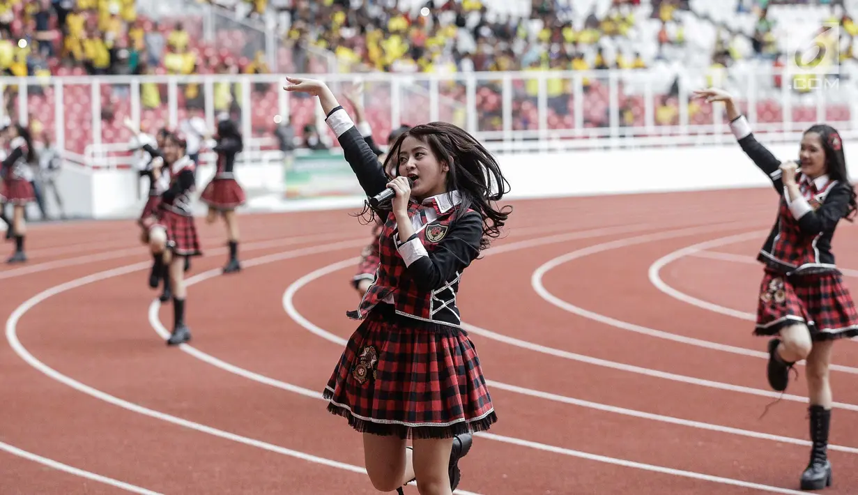 Grup vokal JKT48 hibur penonton laga persahabatan Bhayangkara FC dan FC Tokyo di Stadion Gelora Bung Karno (GBK), Senayan, Jakarta, Sabtu (27/1). Aksi mereka dalam rangkaian peringatan 60 tahun hubungan Jepang dan Indonesia. (Liputan6.com/Faizal Fanani)