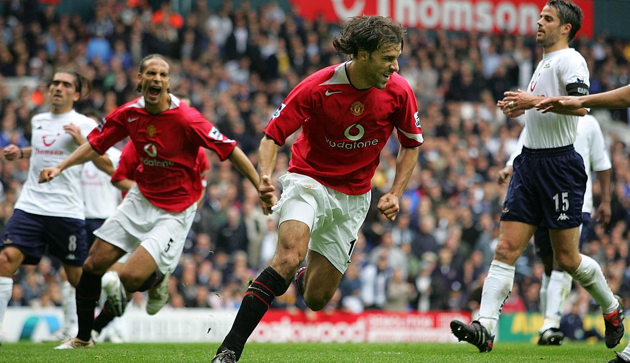 Selebrasi striker Manchester United, Ruud van Nistelrooy setelah mencetak gol dari eksekusi penalti ke gawang Tottenham Hotspur pada laga Liga Inggris 2004/2005 di White Hart Lane Stadium, London (25/9/2004). Ruud van Nistelrooy total mencetak 109 gol dari 620 laga bagi MU di Premier League sejak didatangkan dari PSV Eindhoven pada awal musim 2001/2002 hingga 2005/2006. Pada akhir musim 2005/2006 ia memutuskan hijrah ke Real Madrid. (AFP/Odd Andersen)