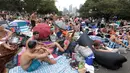 Ribuan warga sudah menempati posisi untuk menonton kembang api jelang pergantian Tahun Baru di Sydney, Australia, (31/12/2016). Warga juga membawa bekal makan dan minum. (REUTERS/Jason Reed)