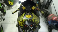 Kawasaki Ninja 250 ini dikelir hitam hitam, dengan motif airbrush tengkorak warna emas di beberapa bagian.