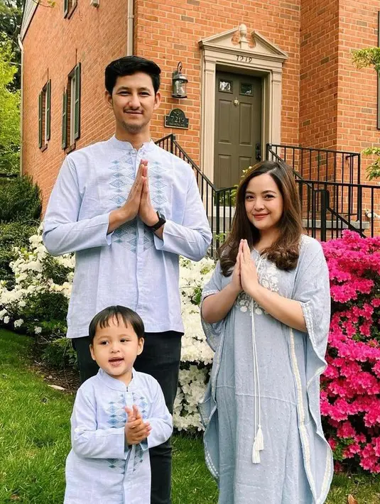 Merayakan momen lebaran di Amerika, Tasya Kamila beserta suami dan putranya kompak kenakan busana nuansa biru muda. (Instagram/tasyakamila).