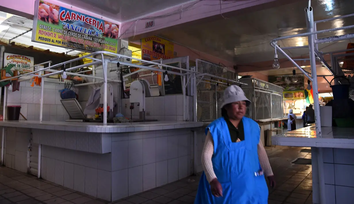 Pandangan kios daging yang kosong di Pasar Rodriguez, La Paz, pada 16 November 2019. Pemblokiran jalan yang dilakukan pendukung mantan Presiden Bolivia Evo Morales membuat kelangkaan bahan makanan, terutama daging dan telur, mulai sulit ditemukan di pasar. (AIZAR RALDES/AFP)