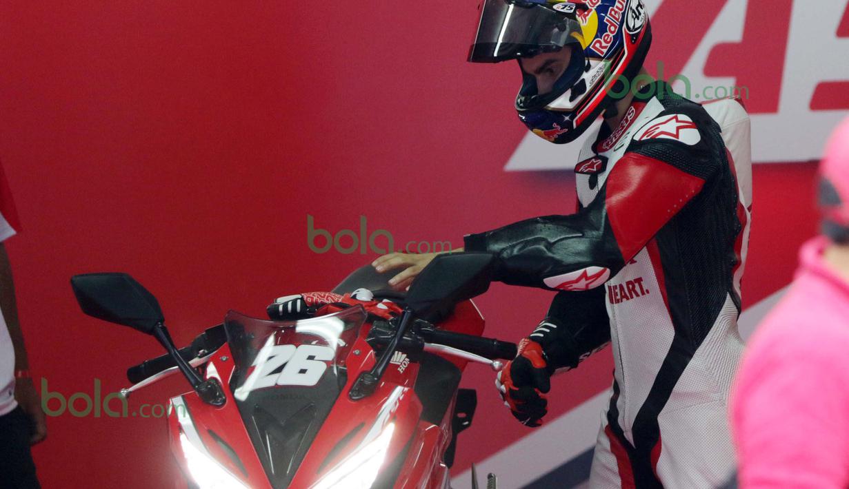 Dani Pedrosa tengah bersiap menunggangi  motor Honda CBR 150 di Sentul, Bogor, Minggu (14/2/2016). (Bola.co/Nicklas Hanoatubun)