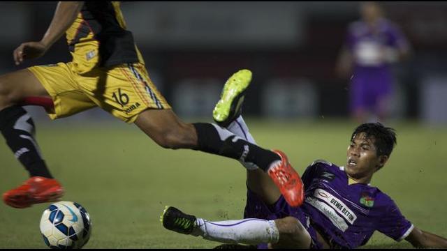 Highlights Piala Presiden 2015 antara Mitra Kukar vs Persita Tangerang di Stadion I Wayan Dipta, Gianyar, Minggu (30/8/2015).