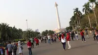 Pengunjung memadati area Monunen Nasional, Jakarta, Sabtu (17/8/2019). Libur perayaan HUT ke-74 Republik Indonesia yang bertepatan dengan akhir pekan dimanfaatkan warga untuk berjalan-jalan di kawasan Monas, Jakarta. (Liputan6.com/Helmi Fithriansyah)