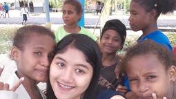 Ini adalah potret Erina Gudono saat masih menjadi mahasiswa UGM. Sepertinya ini adalah momen Erina KKN atau Kuliah Kerja Nyata di Sorendiweri, Papua. Sosok yang hangat, foto manis Erina bersama anak-anak Papua ini banjir pujian. Akan segera dipersunting oleh putra sulung Presiden Jokowi, tak sedikit warganet yang mengkulik foto masa remaja Erina di Instagram hingga unggahan terakhir. (Liputan6.com/IG/@erinagudono)