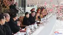 <p>Pemimpin Korea Utara Kim Jong Un dan putrinya Kim Ju-ae saat menyaksikan pertandingan sepak bola antara staf Kabinet dan Kementerian Pertahanan Nasional, di Korea Utara pada 17 Februari 2023. Pertandingan ini digelar sebagai kesempatan untuk menginspirasi mereka dengan &ldquo;kehadiran Kim Jong Un dan putri tercintanya&rdquo; untuk bekerja lebih keras dan menjadikan tahun 2023 sebagai &ldquo;tahun perubahan besar.&rdquo; (AFP/KCNA Via KNS)</p>